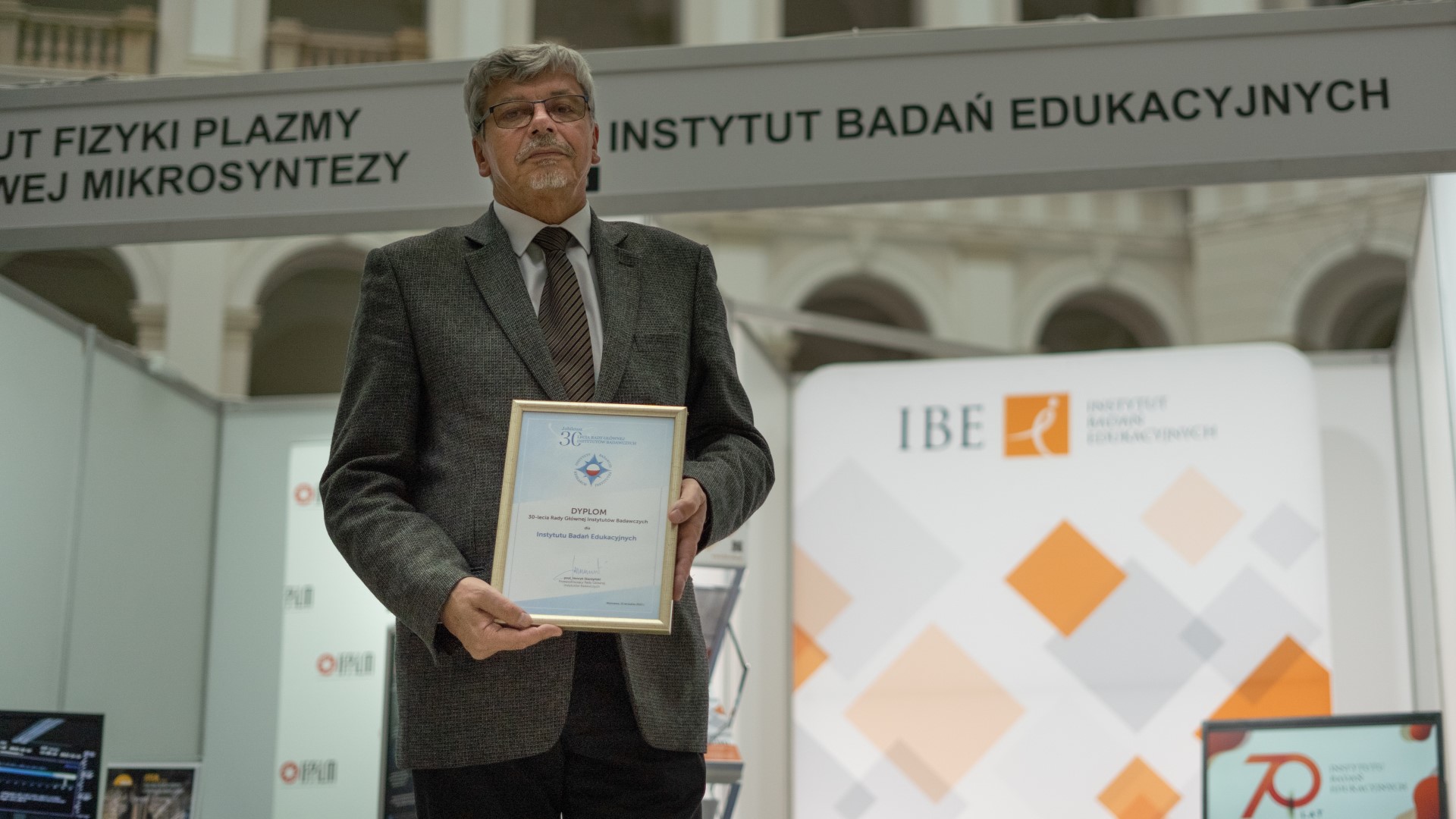 Dyrektor IBE dr Robert T. Ptaszek z dyplomem Rady Głównej Instytutów Badawczych