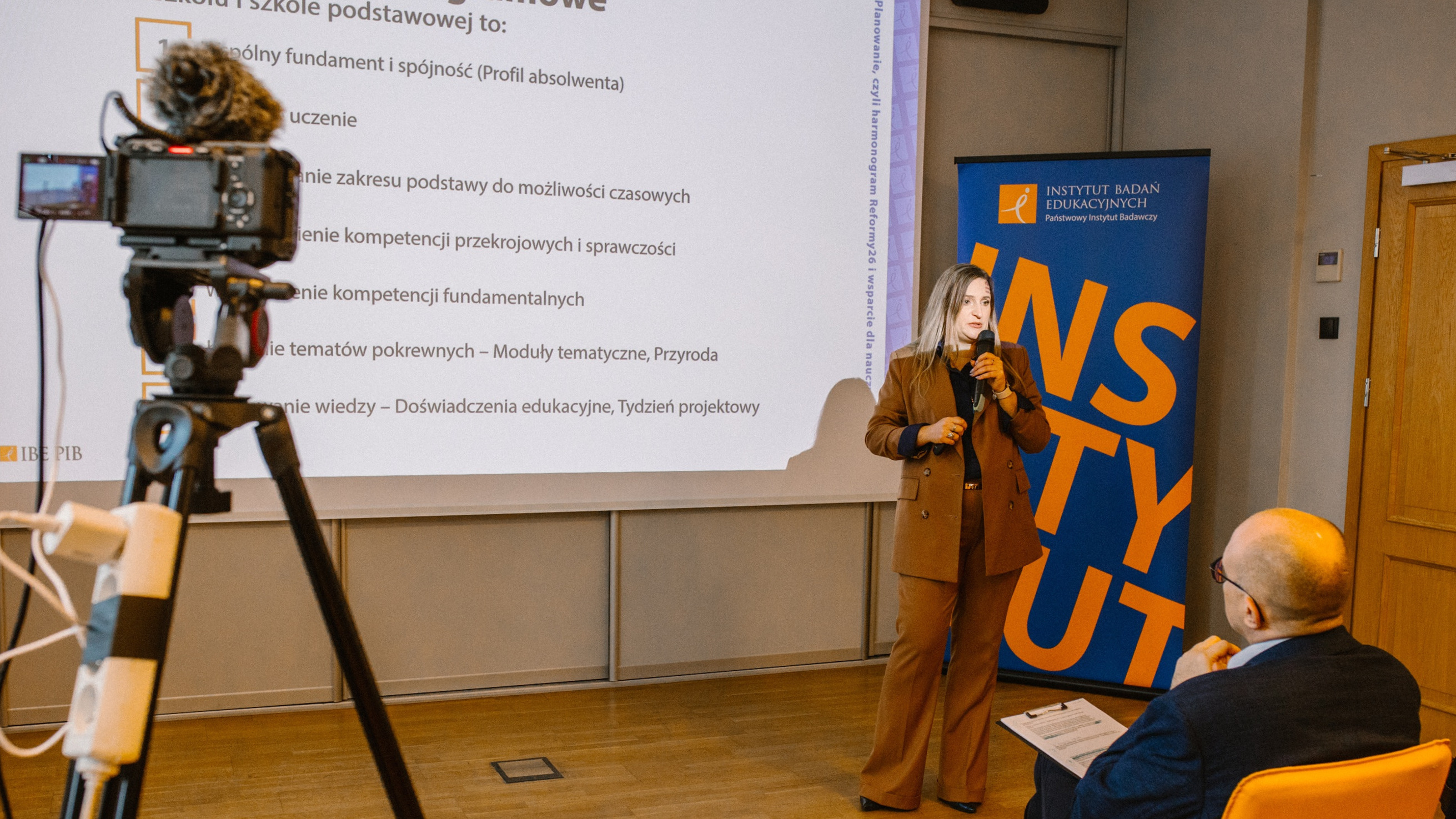 Dzień w IBE PIB. Elżbieta Strzemieczna, kierowniczka Zespołu ds. Zmian w Systemie Edukacji IBE PIB. 