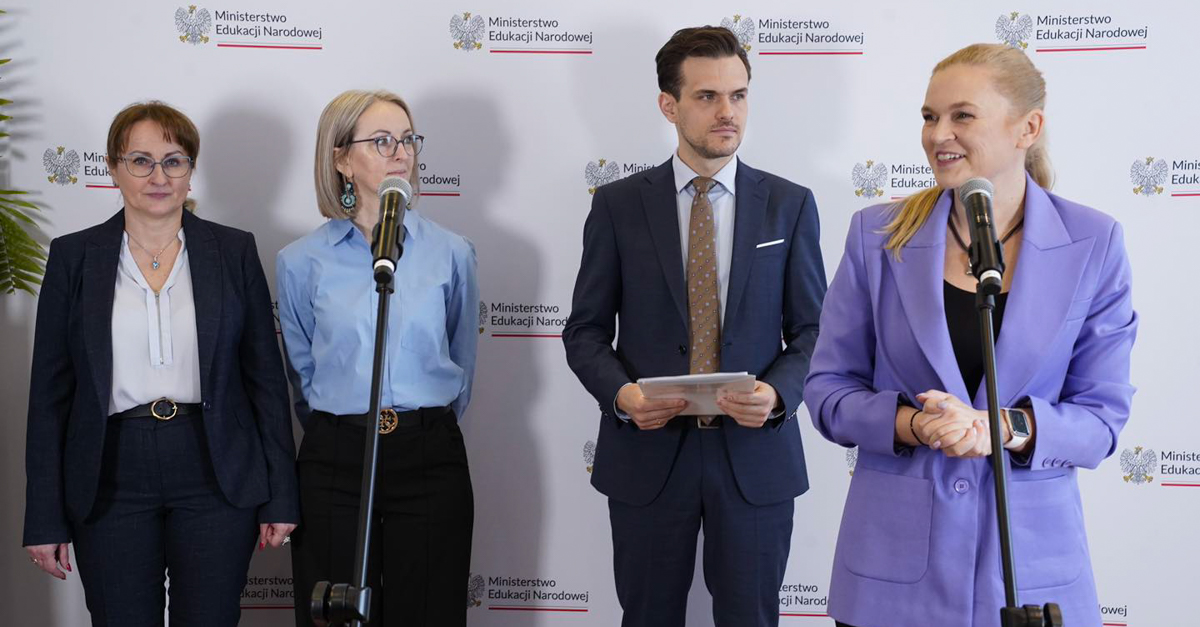 zdjęcie minister Barbary Nowackiej, dr. Tomasza Gajderowicza oraz Iwony Żyły i Zuzanny Koniecznej na konferencji prasowej MEN