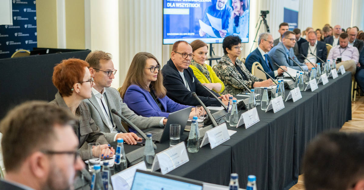 participants in the discussion at the main table