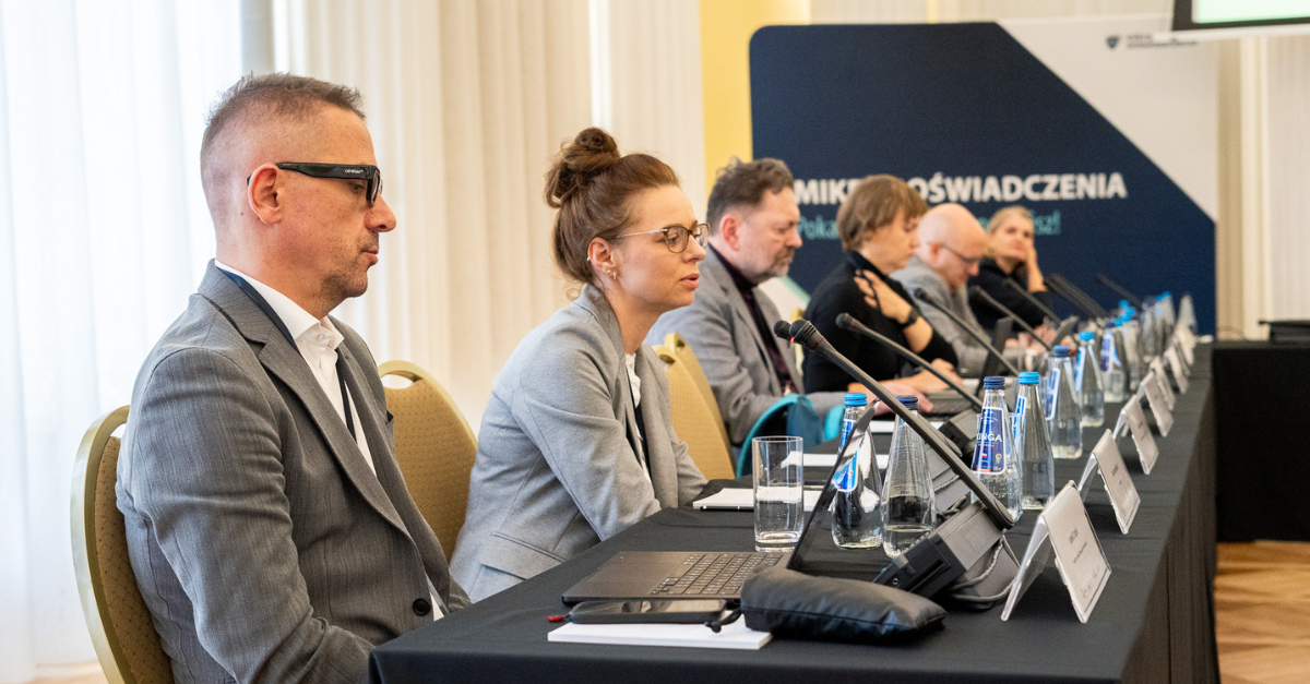 participants in the discussion at the main table